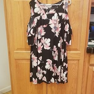 Super cute, flowery tunic. Size 3x